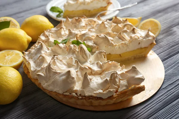 Delicioso pastel de merengue de limón — Foto de Stock