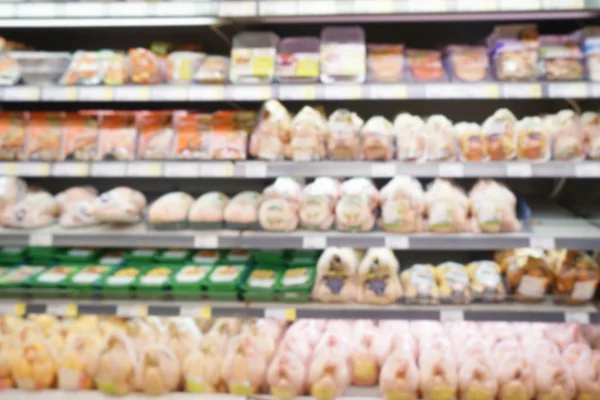 Vista borrosa de los productos cárnicos frescos en la carnicería —  Fotos de Stock