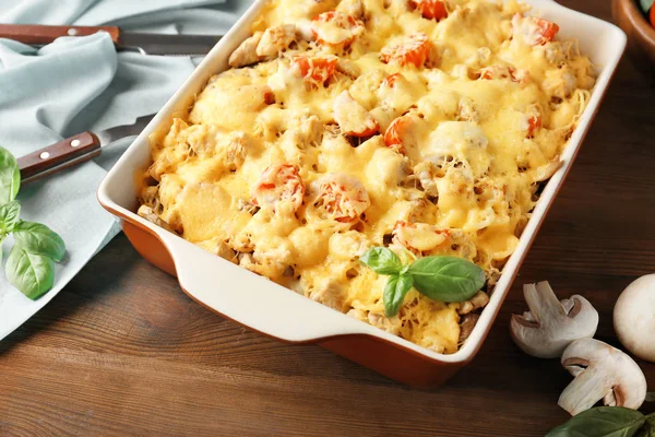 Delicioso pavo asado tetrazzini en bandeja para hornear en la mesa de la cocina —  Fotos de Stock