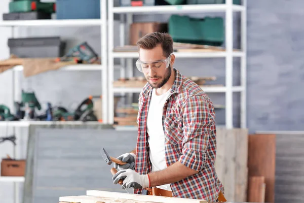 Junge Tischlerin arbeitet in Werkstatt — Stockfoto