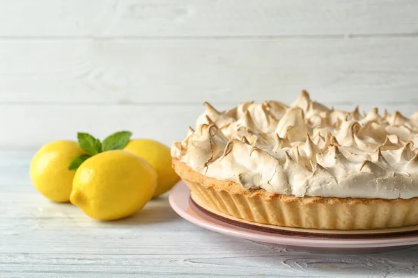 Вкусный лимонный пирог с безе — стоковое фото