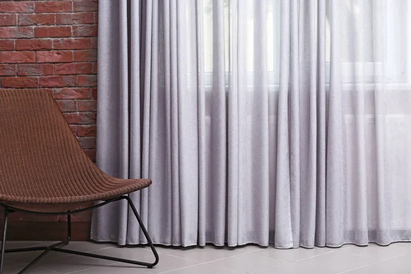 Quarto com cortinas cinza — Fotografia de Stock