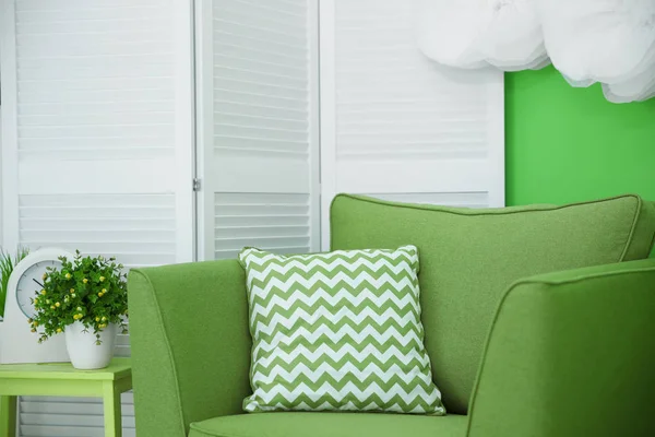 Merveilleuses teintes vertes avec fauteuil confortable — Photo
