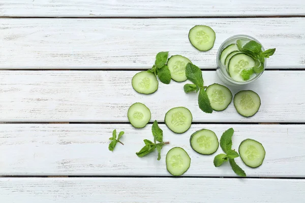 Glass of delicious cucumber lemonade on wooden background — Stock Photo, Image