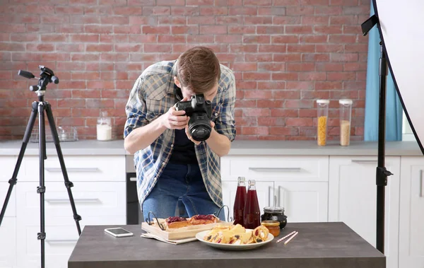 Giovane uomo fotografare il cibo — Foto Stock