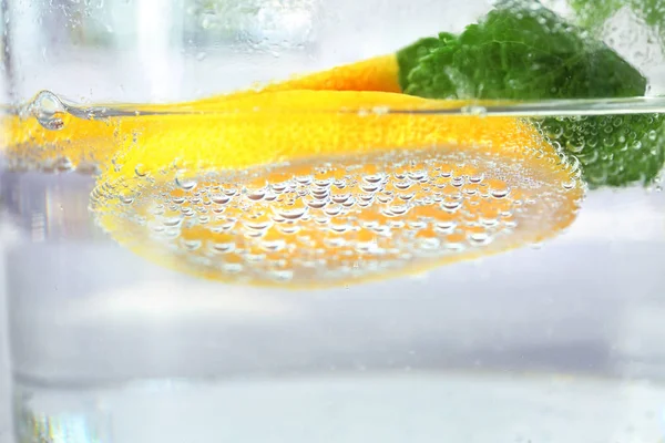 Lemonade in glass, closeup — Stock Photo, Image