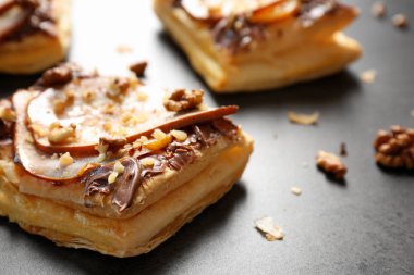 Çikolata, armut ve fındık ile lezzetli pasta