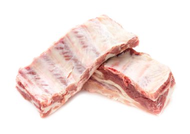 Ham kaburga üzerinde beyaz izole