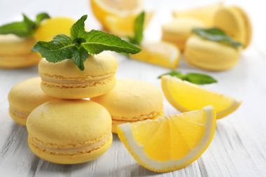 Lezzetli limon macarons closeup beyaz tahta masada