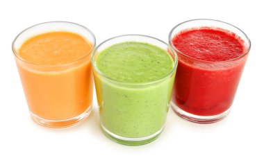 Beyaz arka plan üzerinde farklı smoothies ile üç bardak