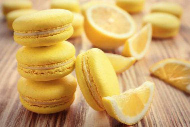 Lezzetli limon macarons ahşap masa, closeup üzerinde