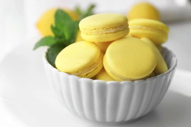 Lezzetli limon macarons masada, closeup ile kase