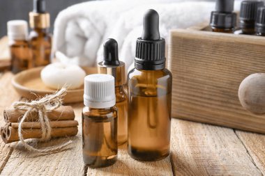 Şişe tarçın yağı ile kompozisyon 