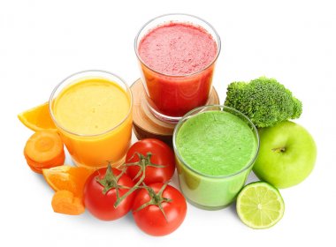 Taze smoothies, sebze ve meyve beyaz arka plan üzerinde