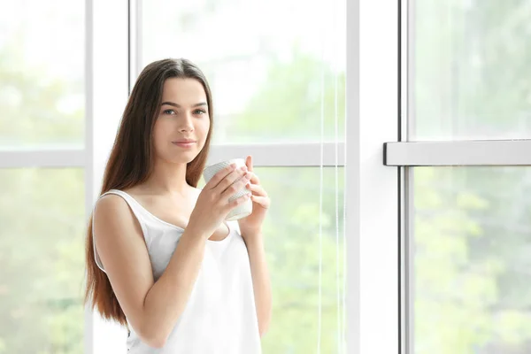 Schöne Frau trinkt Kaffee — Stockfoto