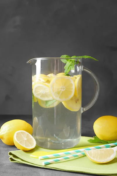 Jarro de vidro com suco de limão refrescante — Fotografia de Stock