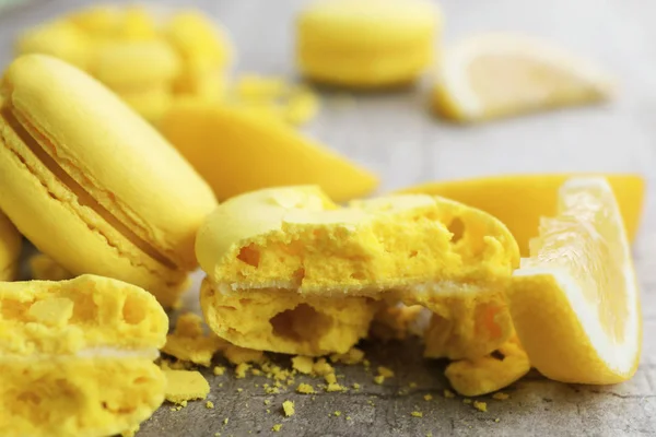 Verse macarons en citroen slice op houten tafel, close-up — Stockfoto