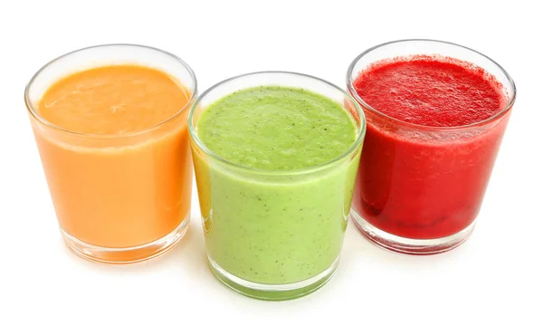 Três copos com diferentes smoothies no fundo branco — Fotografia de Stock
