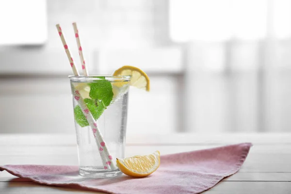 Verfrissend citroen water in glas — Stockfoto
