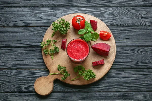 Roter Smoothie, frisches Gemüse und Kräuter auf Holzbrett — Stockfoto