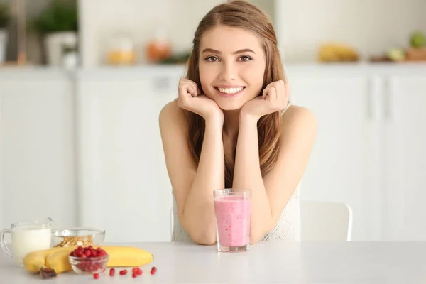 Młoda kobieta z zdrowe, pyszne smoothie — Zdjęcie stockowe