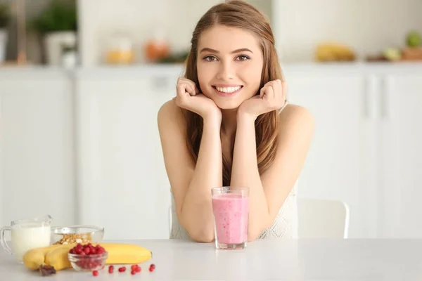 Mujer joven con saludable delicioso batido — Foto de Stock