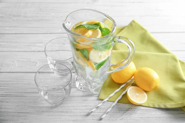 Jarro e copos com água refrescante limão — Fotografia de Stock