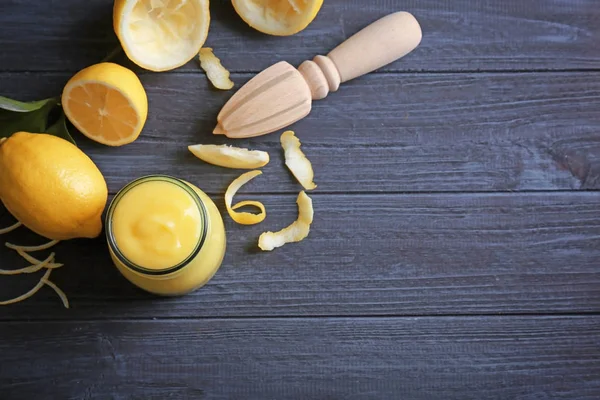 Composición con deliciosa cuajada de limón en tarro de vidrio sobre mesa de madera —  Fotos de Stock