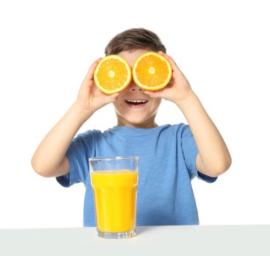 Suyu ile şirin küçük çocuk