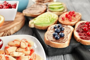 Lezzetli kahvaltı masasında