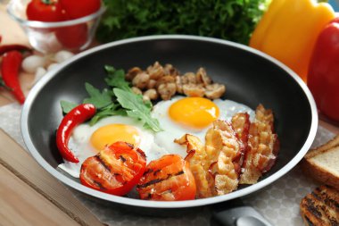 Lezzetli yumurta ile kızartma tavası