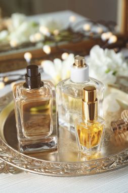 Parfüm şişeleri ile altın tepsi