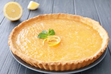Dilimlenmiş limon ile lezzetli tart