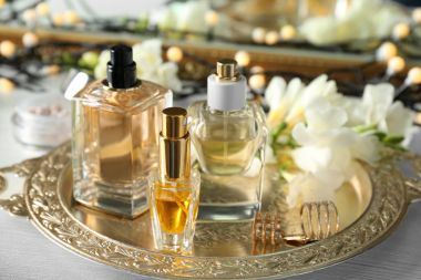 Parfüm şişeleri ile altın tepsi