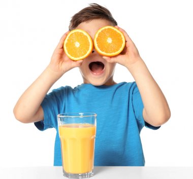 Suyu ile şirin küçük çocuk