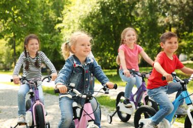 Şirin çocuk Bisiklet Park güneşli günde sürme