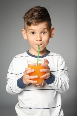 Suyu içme şirin küçük çocuk