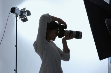 Kadın fotoğrafçı Studio çalışma