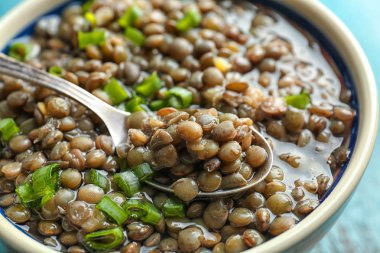 Lezzetli mercimek tabak ve kaşık kase