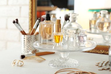 Cam parfüm şişeleri ile stand