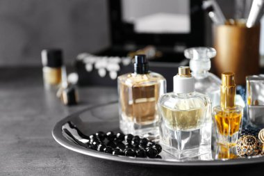 Tepsi parfüm şişeleri ile