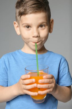 Suyu içme şirin küçük çocuk