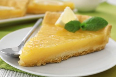 Bir dilim limon pasta servis