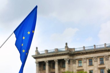 Avrupa bayrak sallayarak 