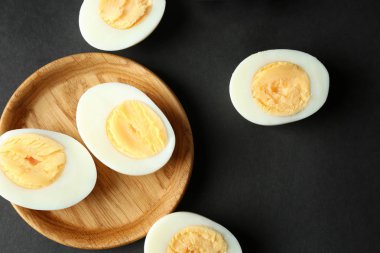 Ahşap tepsi ve katı pişmiş yumurta