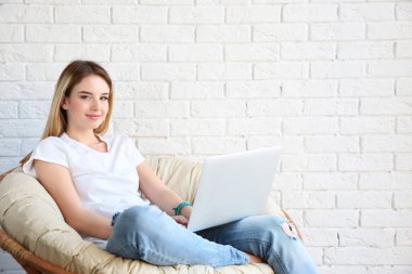 Dizüstü bilgisayar kullanan genç kız