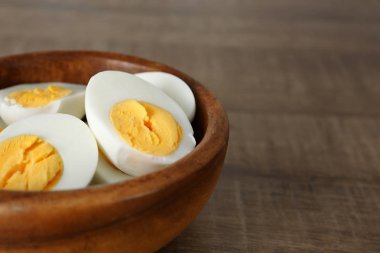 Dilimlenmiş katı pişmiş yumurta ile Seramik Tepsi