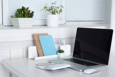 Çalışma alanı ile modern dizüstü