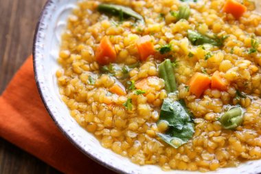 Lezzetli mercimek yemeği ile plaka 