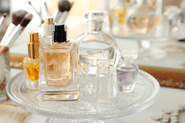 Cam parfüm şişeleri ile stand